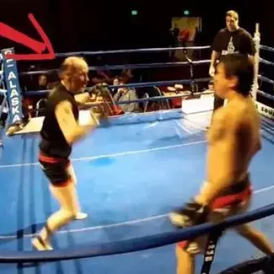Er schlägt mit 62 Jahren einen halb so alten Boxer K.o.!