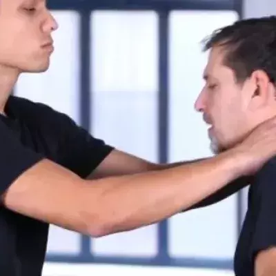 Krav Maga: Wie befreit man sich aus einem frontalen Würgegriff
