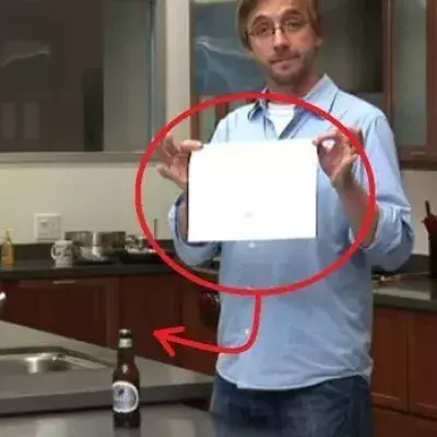 Entdecken Sie, wie Sie eine Bierflasche mit einem Blatt öffnen können.