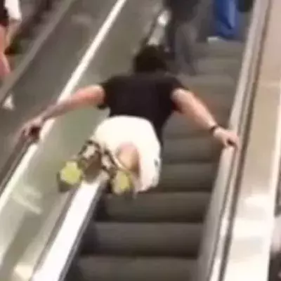 Auf einer Rolltreppe! Was für ein Street Workout