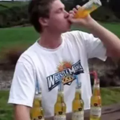 Er trinkt 6 Bier auf einmal und macht sich lächerlich