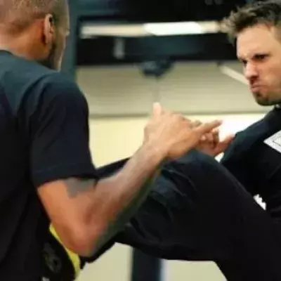Krav-Maga-Tutorial: So wirst du deinen Gegner mit nur einem Tritt los