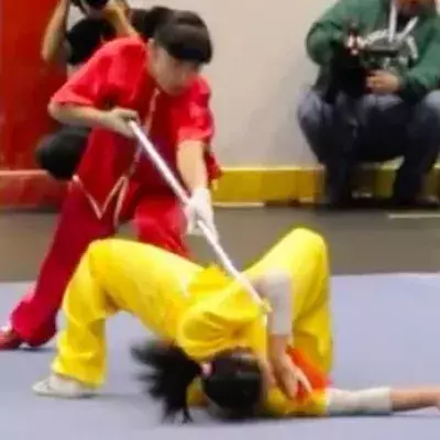 Wushu: Die beiden Kämpferinnen zeigen eine Demonstration, bei der der kleinste Fehler unverzeihlich wäre
