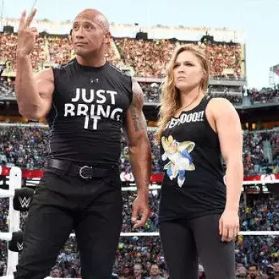 Ronda Rousey und The Rock demütigen Triple H und Stephanie McMahon