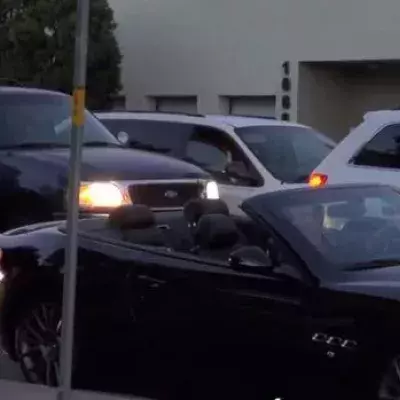 In seinem schicken Wagen stellt er einer sehr materialistischen Frau eine Falle