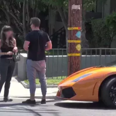 Verpassen Sie nicht die Reaktion dieser Frau, die sich von einem Lamborghini verführen lässt