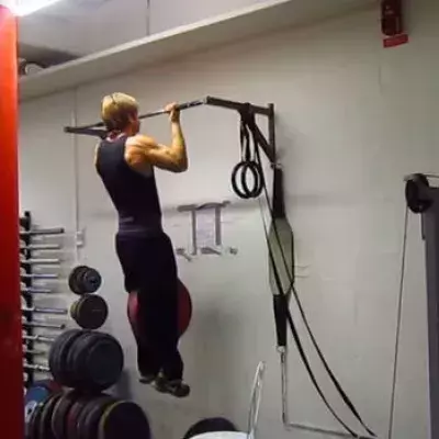 Training: Eine Übungsserie für Klimmzüge