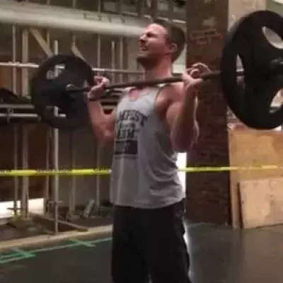 Training: Arrow-Schauspieler mit einem heldenhaften Hammerprogramm
