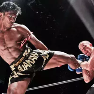 Buakaw Banchamek und seine verblüffenden Tritte mitten im Training