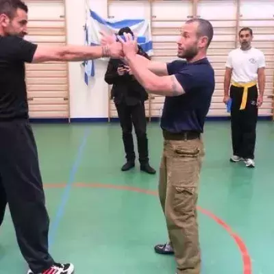 Lior Offenbach demonstriert beeindruckende Selbstverteidigungtechniken von Krav-Maga