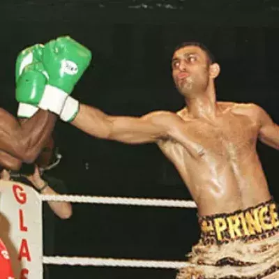 Sehen Sie den Prinzen Naseem Hamed, einen provokanten und verrückten Boxer, der keine Deckung braucht