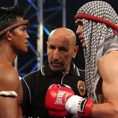 Buakaw Banchamek unterhält das Publikum, indem er Youssef Boughanem dominiert