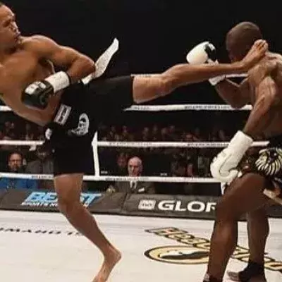 Dieser 360 Back Kick von Raymond Daniels mündet in einem überwältigenden K.O.