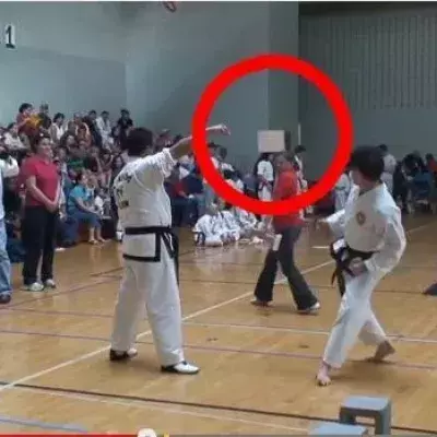 Taekwondo: Er verletzt ein Mädchen, als er ein Holzbrett zerbrechen will