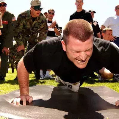 Push Up Pyramid Challenge: Der schwierigste Liegestütz-Wettbewerb der Welt
