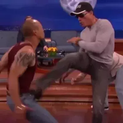 Jean-Claude Van Damme stellt seine legendäre Szene aus „Kickboxer“ nach