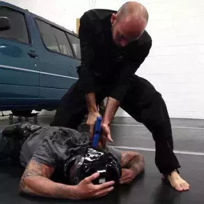 Roy Elghanayan mischt mit Krav Maga die Polizei auf