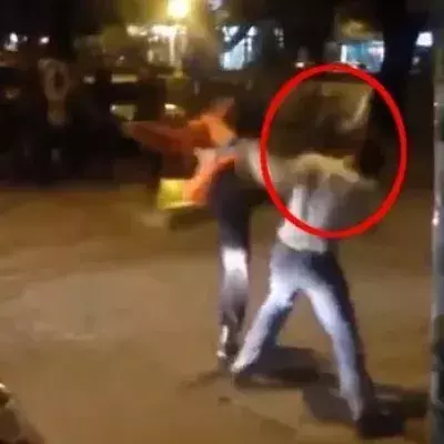 Street Fight: Er streckt seinen Gegner mit einem heftigen Headkick zu Boden!