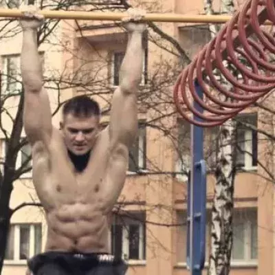 Ohne Vergleich! Niemand macht Klimmzüge wie Adam Raw!