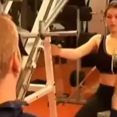 Mitten in einem Fitnessstudio verliert diese Frau ihren BH. Seht die Reaktionen der Männer an!