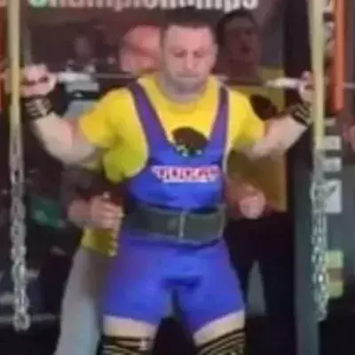 Aua! Mitten im Set renkt er sich beide Knie aus!