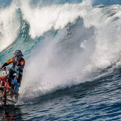 Robbie Maddison beim Surfen... und zwar mit seinem Motorrad!