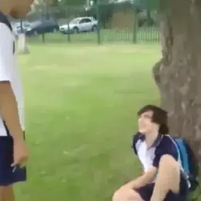 Dieser Jugendlicher wollte seinen Mitschüler verprügeln, doch das bereut er schnell!
