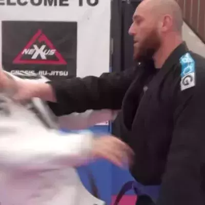 Dieser Judo Trainer dreht durch und attackiert einen Schüler