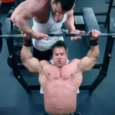 Scott Farmers spektakuläres Brustmuskeltraining
