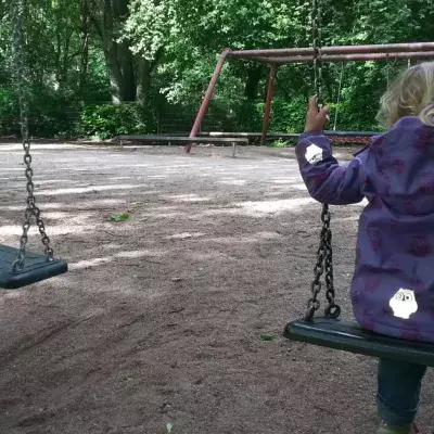 TV-Reporter machen Horror-Fund auf Kinderspielplatz