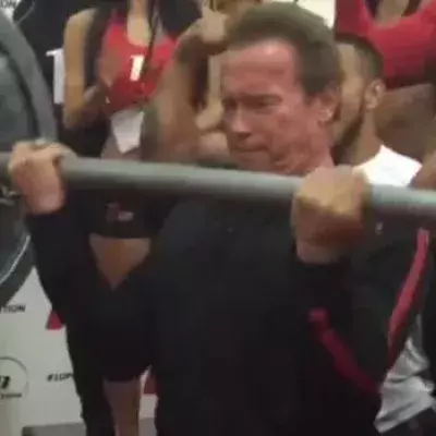 Schafft es Arnold Schwarzenegger trotz 68 Jahren 226 kg zu stemmen?