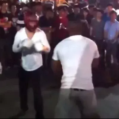 Ein Laie fordert einen Profi-Boxer zum Straßenkampf heraus. Sehen Sie das Ergebnis.