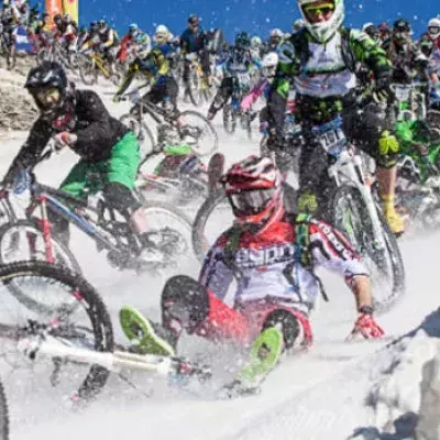 Ein atemberaubender Downhill-Trail durch die Gletscher der Alpen