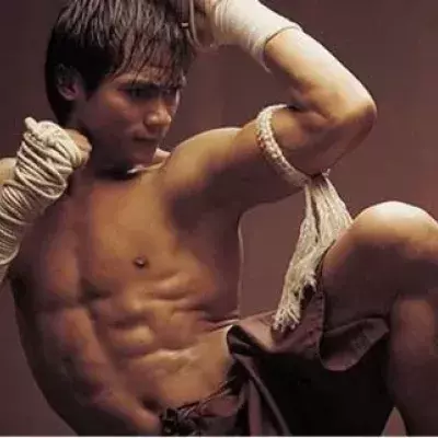 Kampfsport: Tony Jaa bei einer Kraftdemonstration im Ring