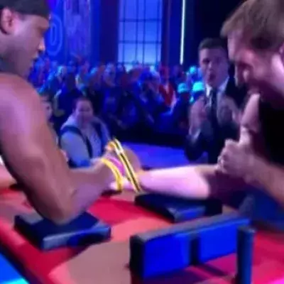 Nichts für schwache Nerven! Ben Ross verletzt sich schrecklich beim Armdrücken