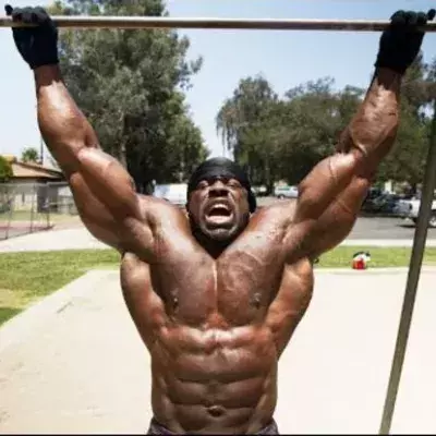 Kali Muscle und sein wahnsinniges Training auf offener Straße!