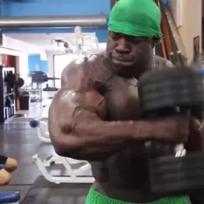 Kali Muscles wahnsinniges Training im Fitnessstudio