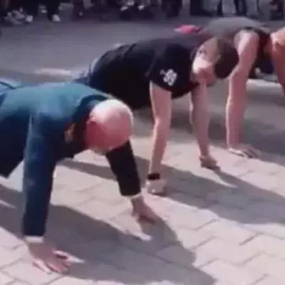 Ein 77-jähriger Veteran überrascht Jugendliche während eines Liegestützwettbewerbes in der Ukraine