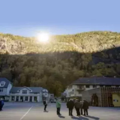 Eigenes Sonnenlicht. Ein norwegisches Dorf installiert riesige Spiegel für etwas Tageslicht.