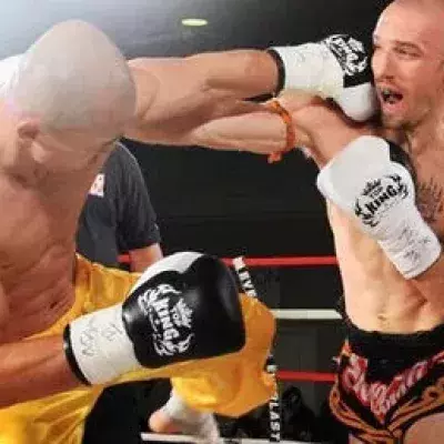 Der unvergessliche K.O.-Schlag des Yi Long gegen einen brasilianisch Muay Thai Kämpfer