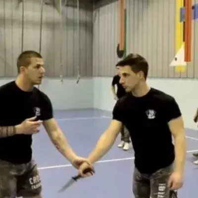 Krav Maga: Wie entwaffnet man einen Angreifer mit einem Messer?