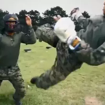 Asiatische Soldaten stellen ihre Kraft und Kampfkunst unter Beweis