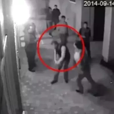Dieser Boxer setzt zwei Männer in nur zwei Sekunden K.O., nachdem sie mit seiner Frau geflirtet haben