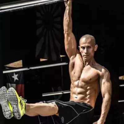 Street Workout: Frank Medranos atemberaubende Leistung an der Klimmzugstange