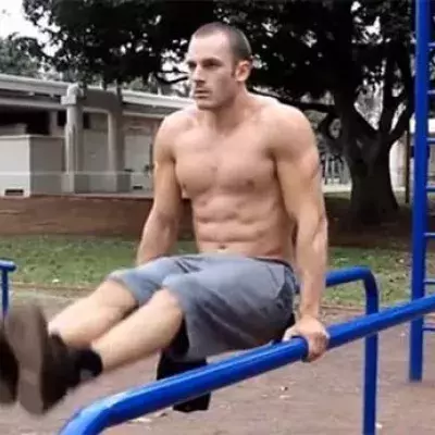 Calisthenics: Übungen mit verschiedenen Stangen für die Kräftigung der Bauchmuskulatur