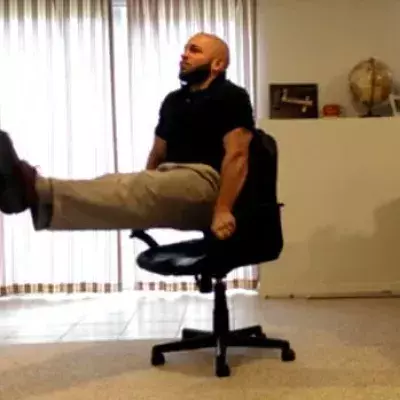 Krafttraining mit einem Bürostuhl