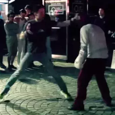 Ein Straßenkampf zwischen einem Amateur und einem professionellen Boxer