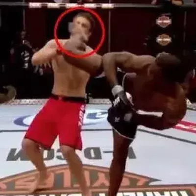 Ein super-starker Fußtritt bringt einen Boxer ins K.O.