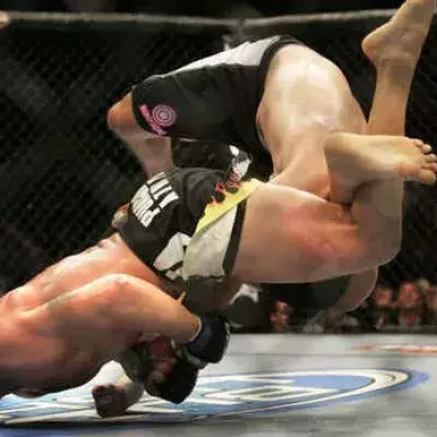 MMA: Eine außergewöhnliche Dominanz dank eines Armhebels in der Luft