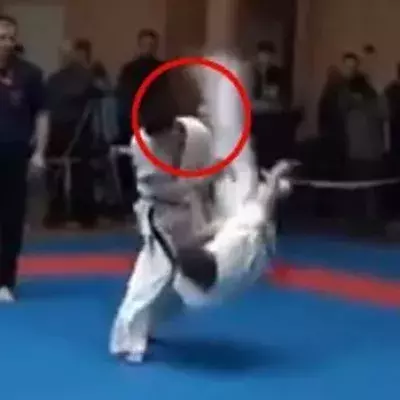 Ein beeindruckender K.O. während eines Karatekampfs